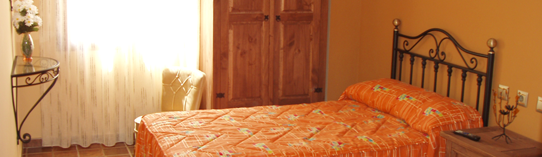 El Yedron dispone de tres habitaciones dobles con baño, television, wifi y aire acondicionado.