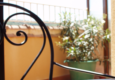 Disfruta y relajate en la terraza de la habitación con unas vistas maravillosas.
