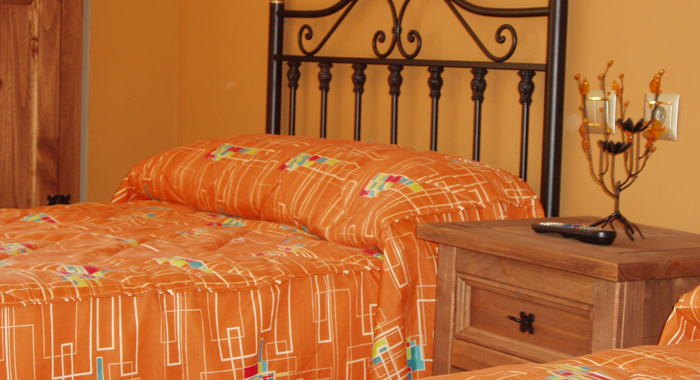 En la casa rural El Yedron disponemos de tres habitaciones dobles completamente equipadas con television, aire acondicionado, wifi y baño completo. Además la casa puede ser alquilada de forma íntegra.